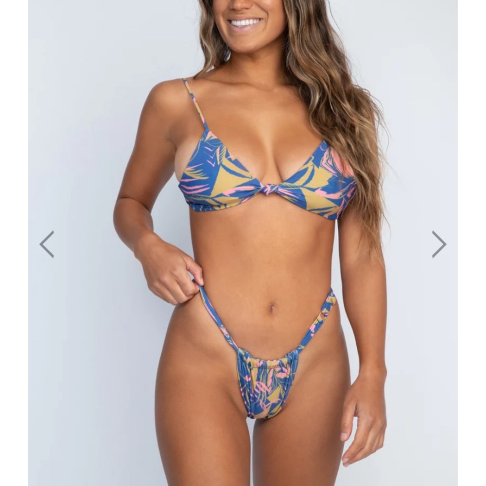 ISO SKATIE ANGUILLA BIKINI TOP, size small or medium!!